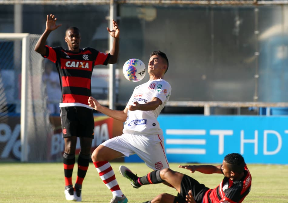 Juan recebe o terceiro cartão amarelo e desfalca o Fla na semifinal