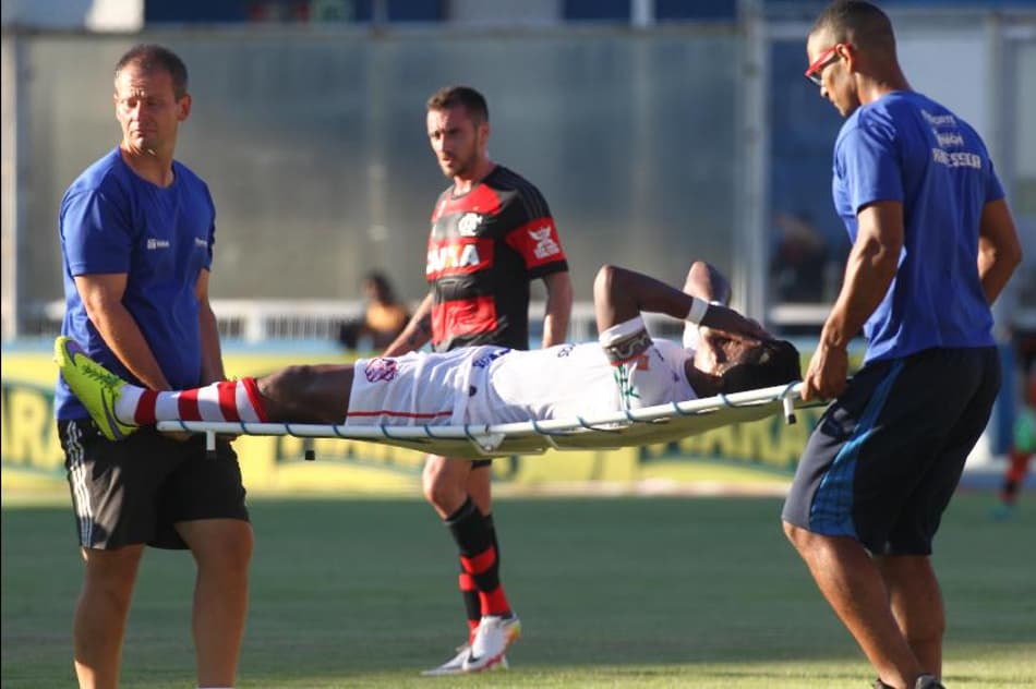 Almir sofre luxação na patela e ainda cai de maca em jogo contra o Fla