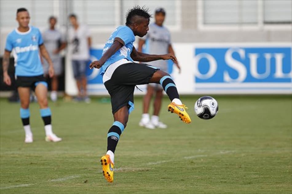 Após 45 dias fora, Bolaños volta a ser relacionado no Grêmio