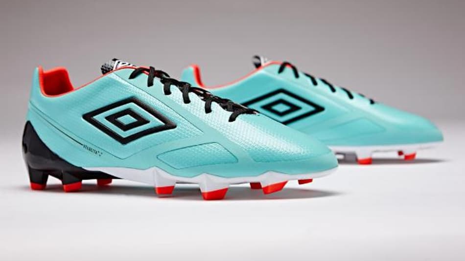 Umbro lança modelos coloridos para chuteira Velocita II