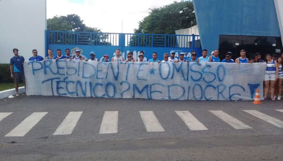 Torcedores do Cruzeiro vão à Toca e protestam contra Gilvan e Deivid