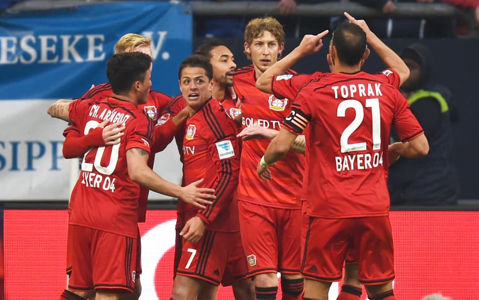 Leverkusen leva dois, vira sobre o Schalke e vê a Champions mais perto