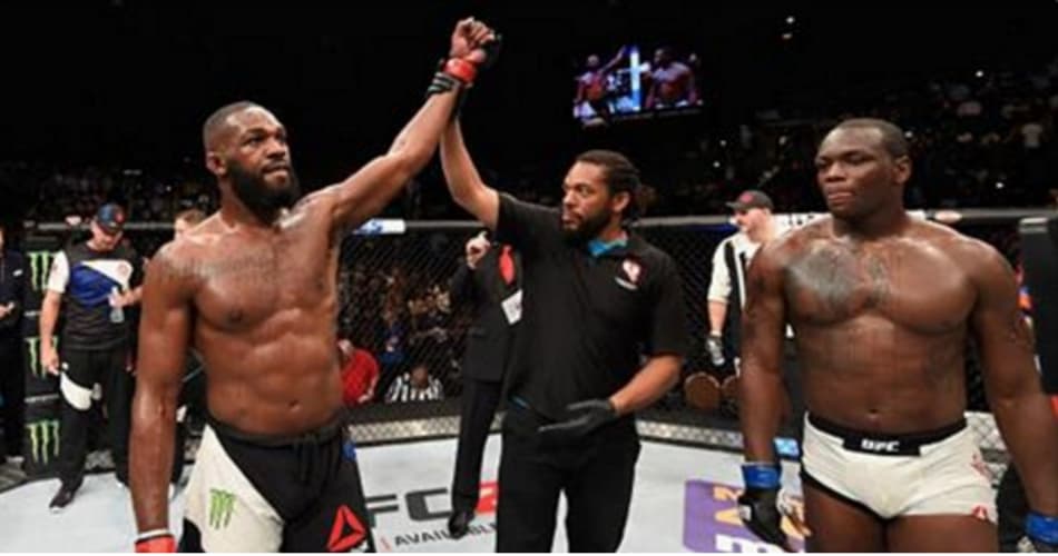 Jones revela desejo de destroçar Cormier e debocha de cinturão ‘falso’
