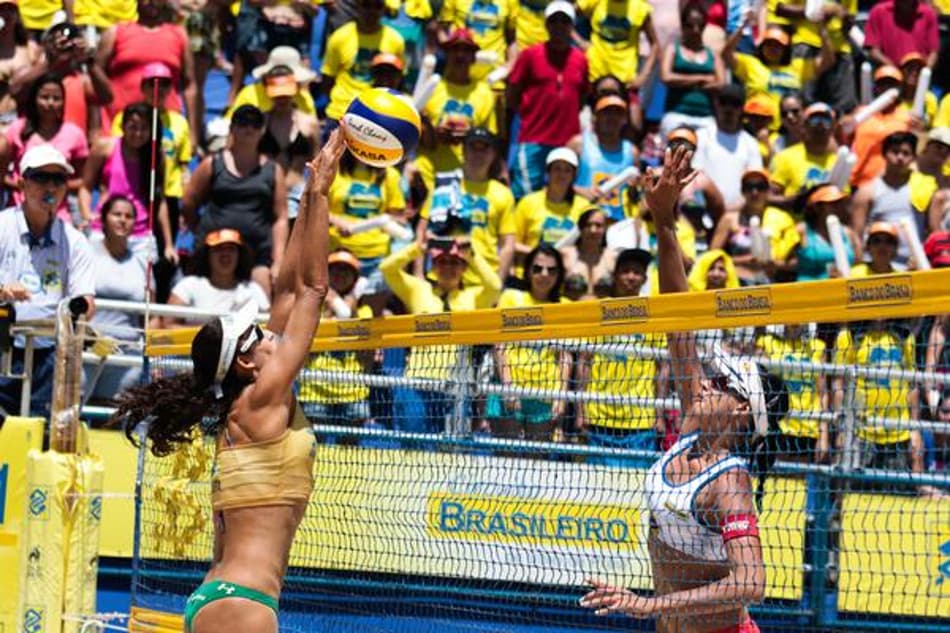 Talita tenta bloqueio sobre Duda na final da etapa de Fortaleza (Foto: Matheus Vidal/CBV)