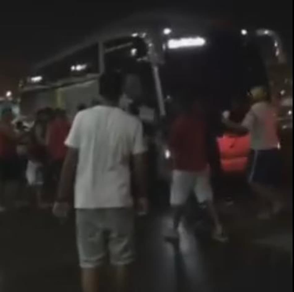 Bala de borracha e pontapés no ônibus marcam desembarque do Fla