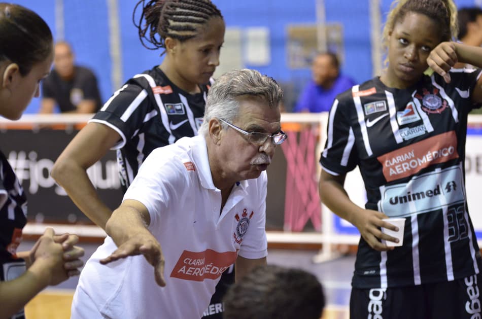 Técnico do Corinthians, Antônio Carlos Vendramini. , passa instruções durante jogo da LBF (Foto: Biaman Prado/LBF)