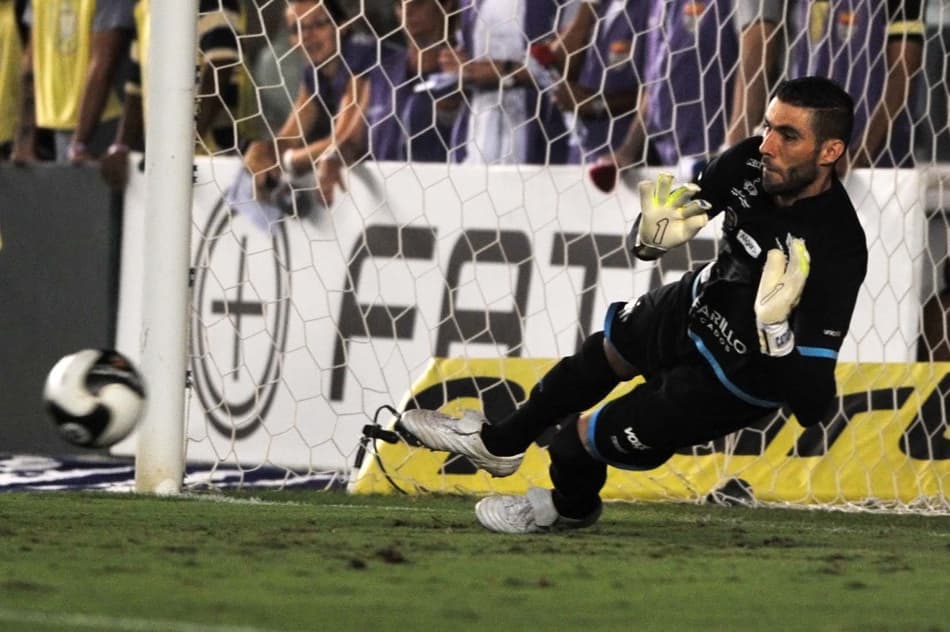 ATUAÇÕES: Vanderlei ‘fecha o gol’ e garante vitória do Santos