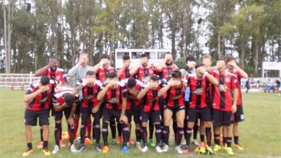No Uruguai, time protesta tapando os rostos na hora da foto tradicional