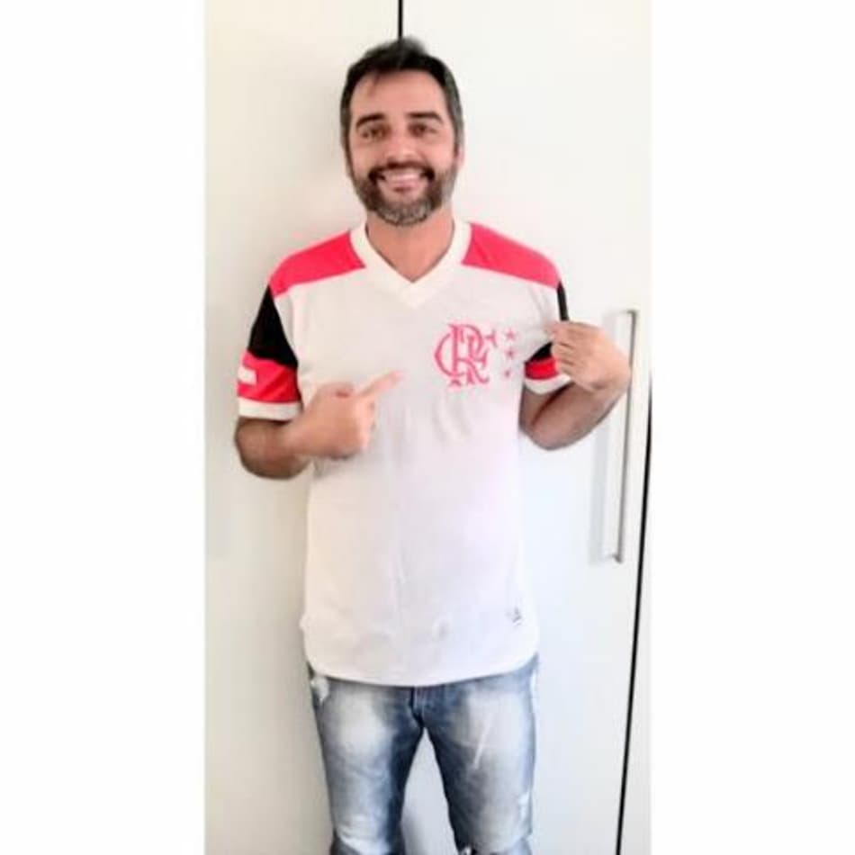 Vencedor do Concurso Cultural recebe camisa em sua residência
