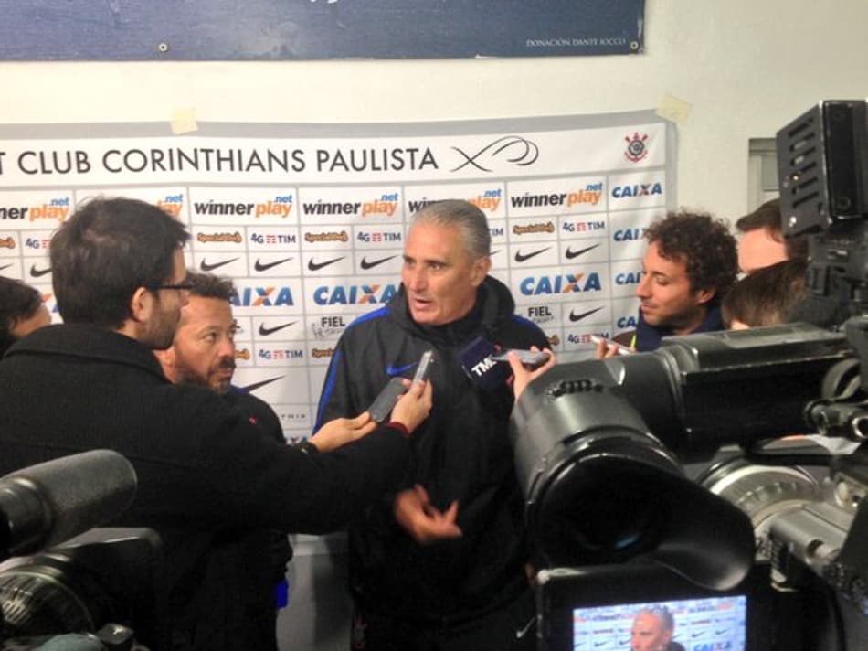 TEMPO REAL! Tite conversa com a imprensa depois de treino do Timão