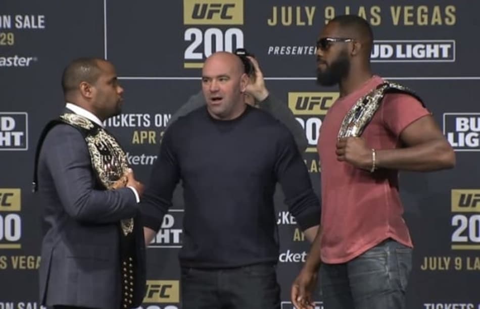 Astros do UFC 200 se encaram em coletiva de imprensa