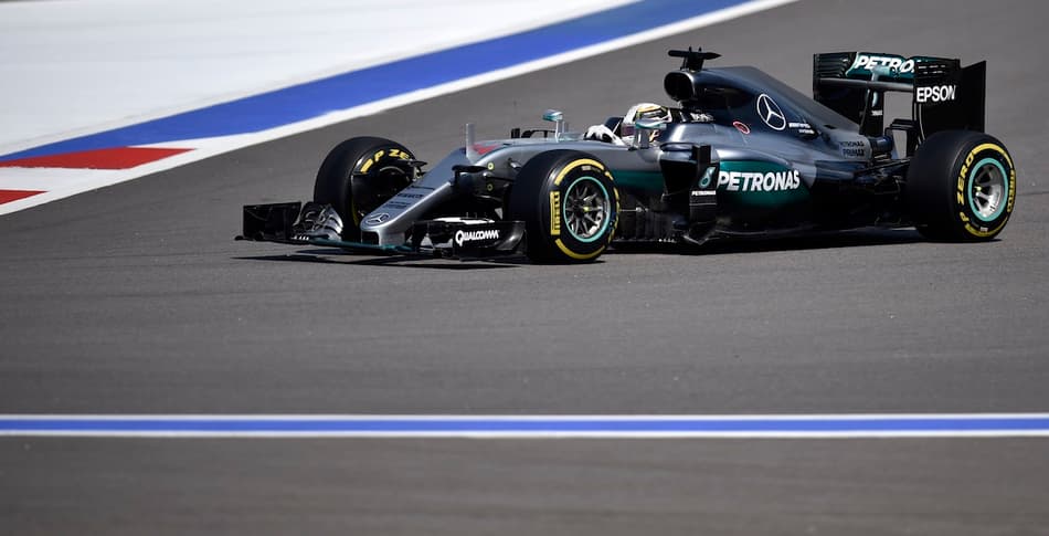 Com melhor volta, Hamilton domina primeiro dia de treinos na Rússia