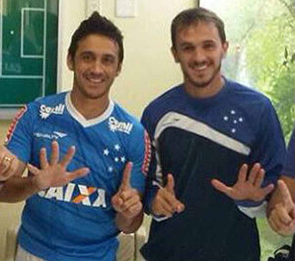 Robinho e Lucas chegam ao Cruzeiro e provocam o arquirrival Atlético-MG
