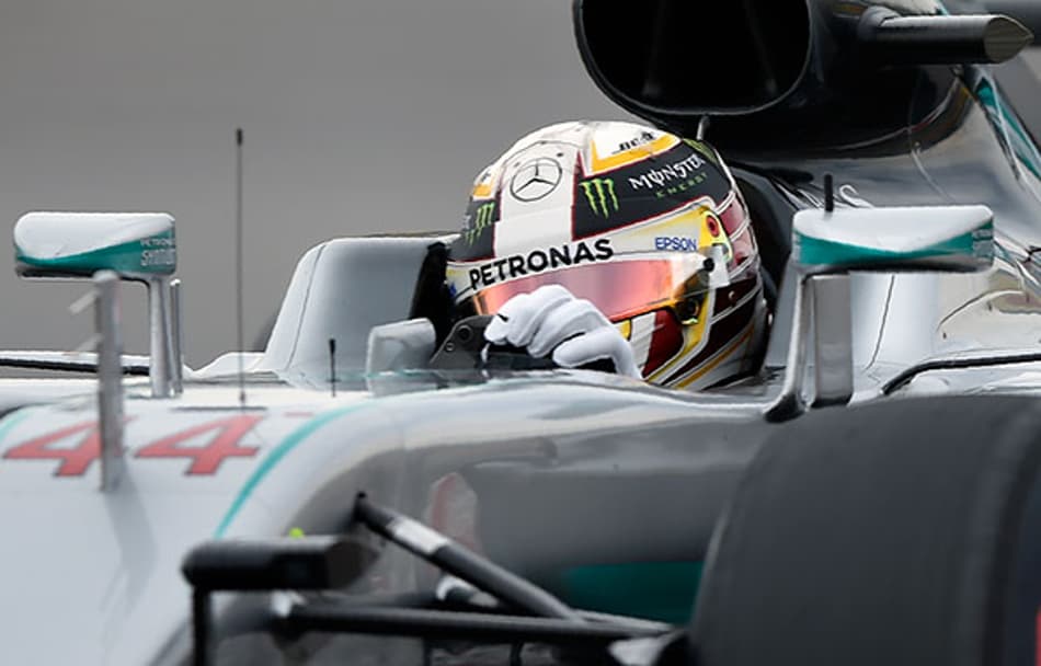 Hamilton recebe aviso após cortar Curva 2 durante treino