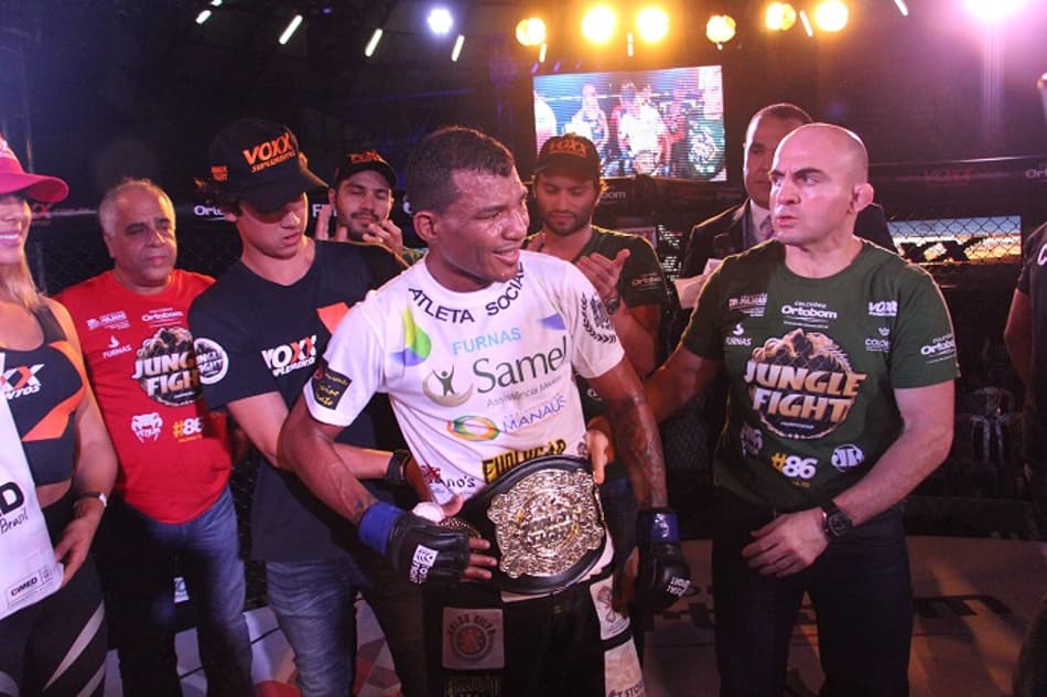 Naldo Silva domina Linhares e é o novo campeão do Jungle Fight