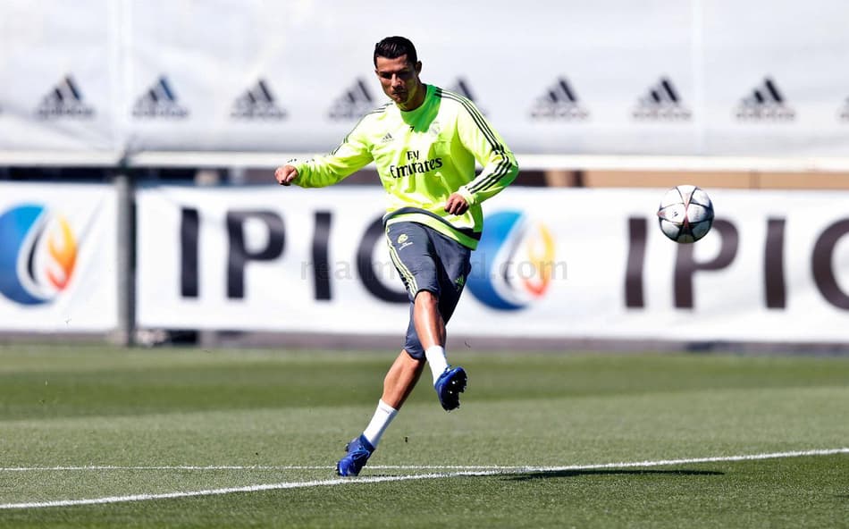CR7 treina novamente com o grupo, e jornal diz: 'O canhão está pronto'
