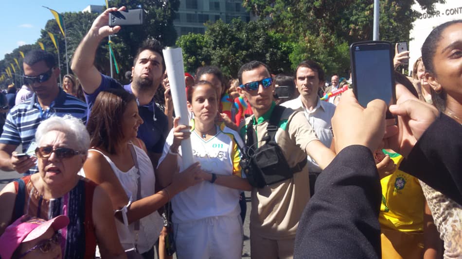 Primeira brasileira a levar tocha na história vira ‘celebridade’ por um dia