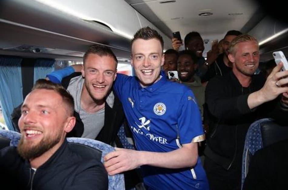 Encontrado pelos jogadores do Leicester, sósia de Vardy é levado para almoçar com a equipe