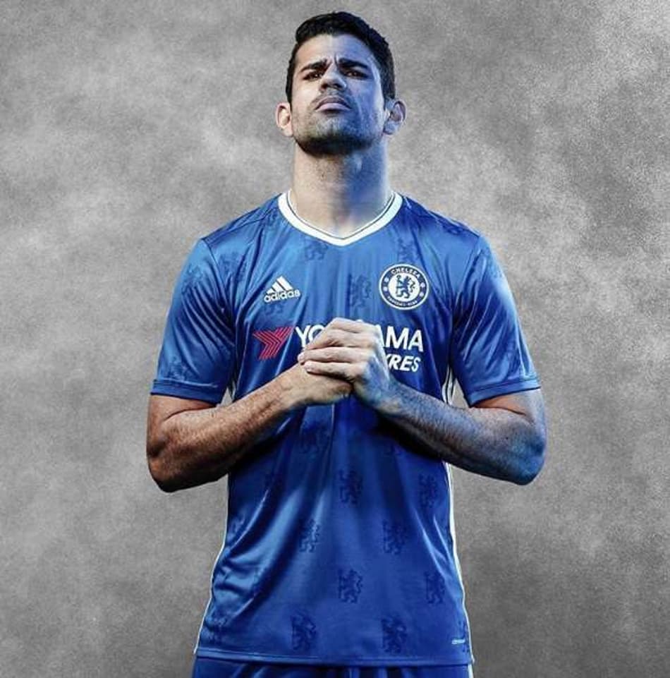 Diego Costa posa com a nova camisa do Chelsea para 2016/2017. Confira!