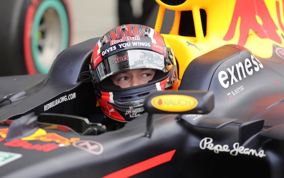 Jean Alesi vê pressão como causa dos toques de Daniil Kvyat