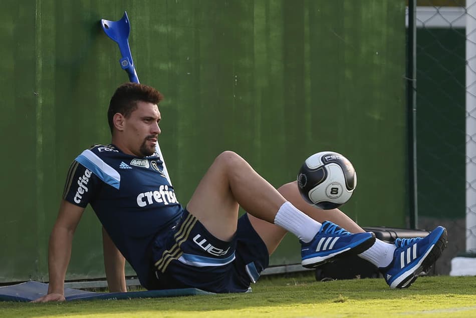 Com recuperação veloz, Moisés fará exame e deve iniciar treinos com bola