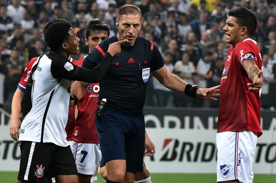 Libertadores não terá árbitros brasileiros nas semifinais, que serão sob novas regras