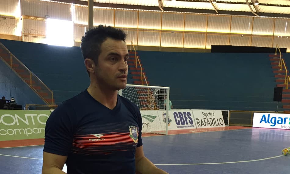 Em paz com a Confederação, Falcão comanda treino do Brasil em Minas