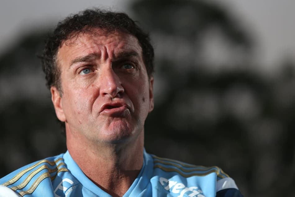 Cuca é suspenso por dois jogos após uso de ponto eletrônico
