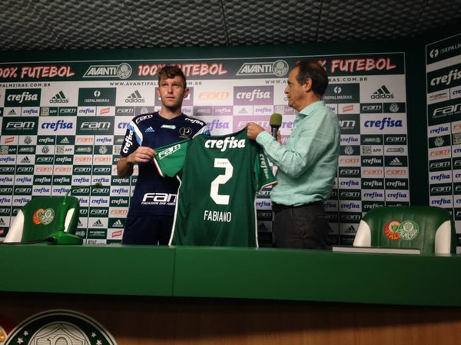AO VIVO! Lateral Fabiano é apresentado no Palmeiras