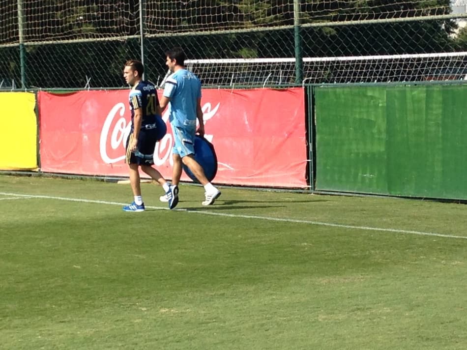 Moisés treina com bola no Verdão e Allione avança em recuperação