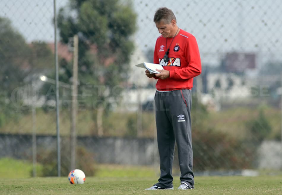 "Nós vamos lá para ganhar o jogo", avisa o técnico do Atlético-PR