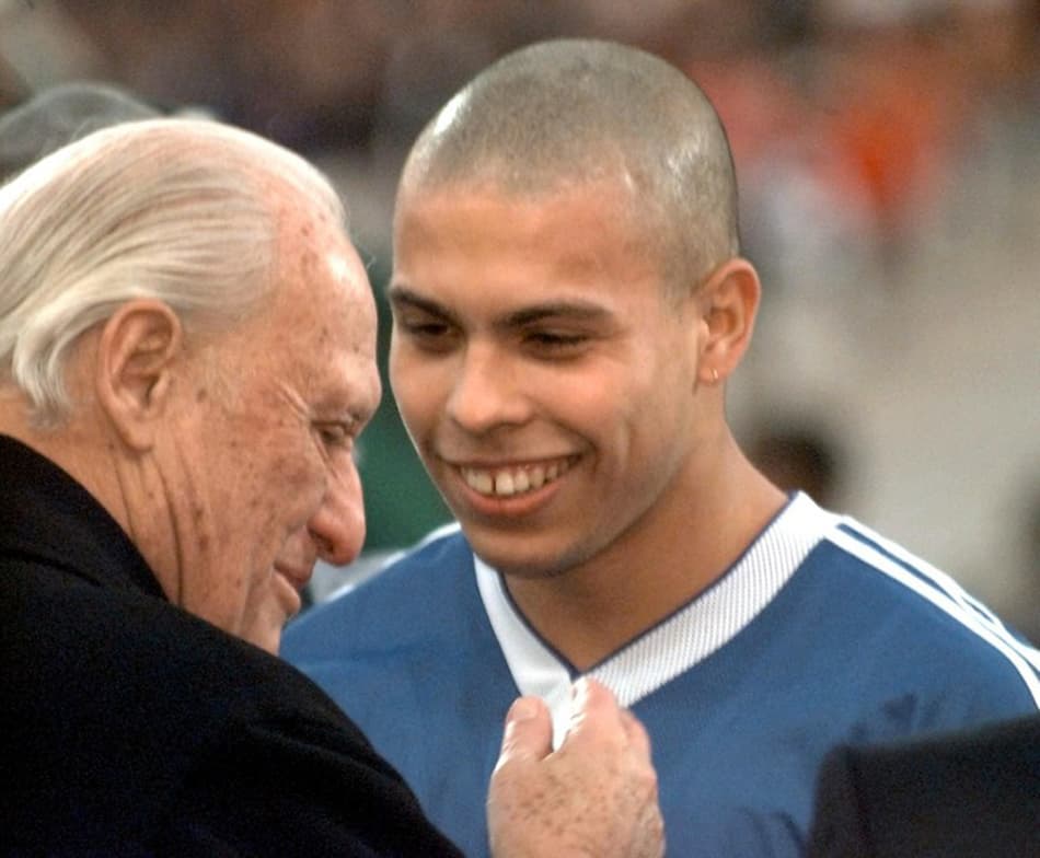 O então presidente da Fifa João Havelange conversa com o craque brasileiro Ronaldo