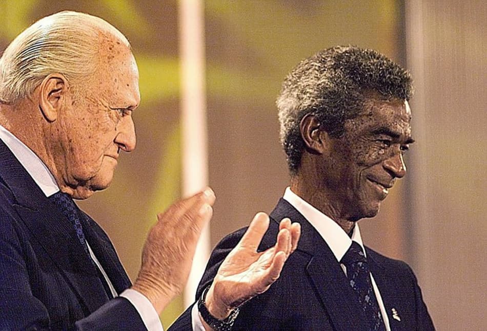 O presidente de honra da Fifa João Havelange aplaude o ex-jogador Didi em festa de gala da entidade em 2000