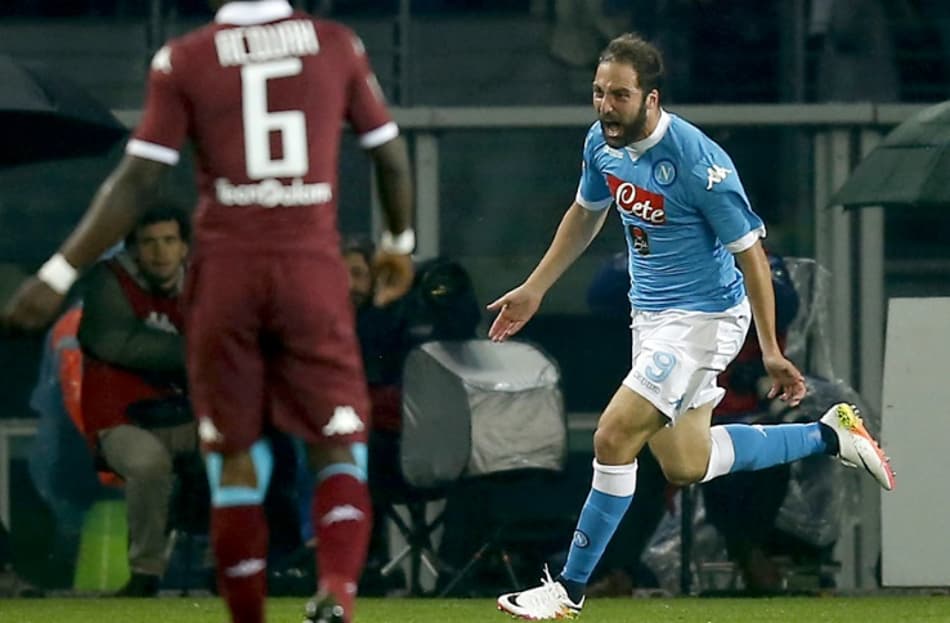 Napoli vence e se aproxima da fase de grupos da Champions