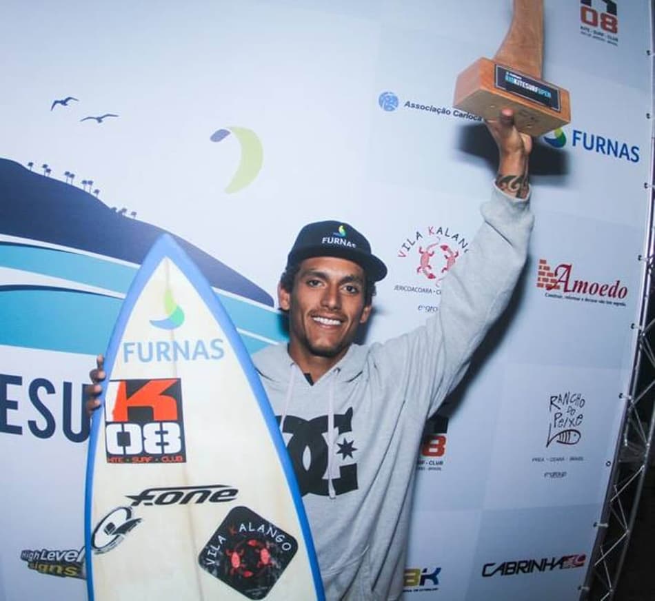 Do kitesurfe, Filippe Ferreira disputa triagem do Mundial de Surfe