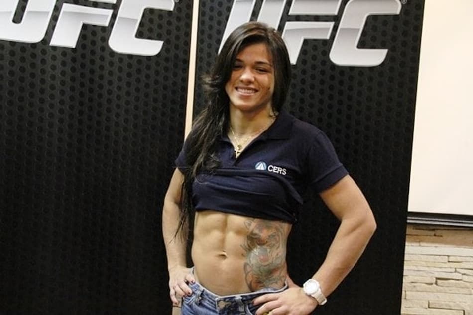 Claudia Gadelha não se intimida com teste antidoping surpresa: 'Adoro'