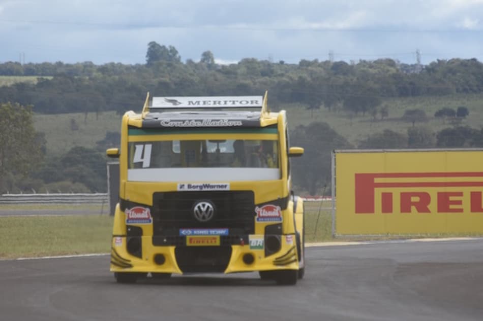 Felipe Giaffone na frente da Truck na sexta-feira 13