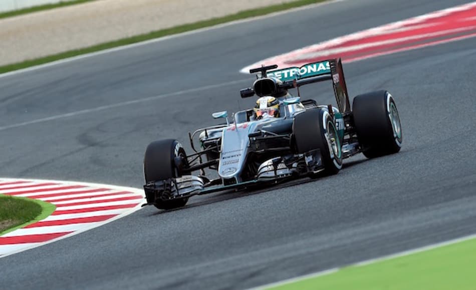 "Parecia muito difícil de pilotar", alega Hamilton após treinos livres