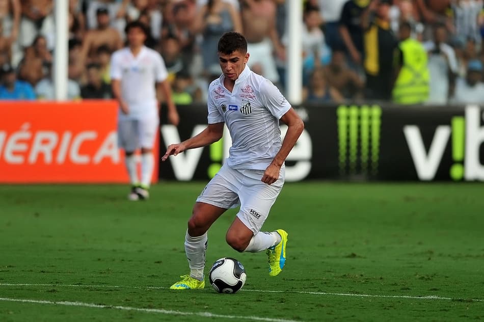 Vitor Bueno revê rival de sua estreia no Santos e vibra com crescimento