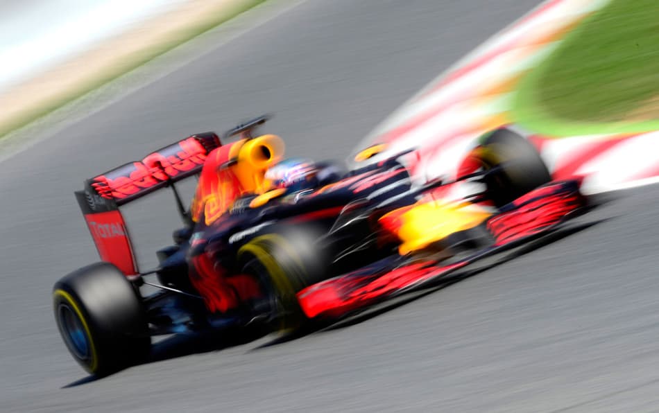 Em estreia promissora na Red Bull, Verstappen espera corrida competitiva