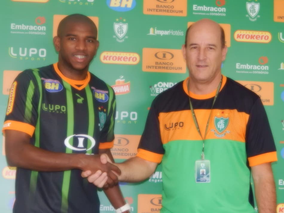 América-MG apresenta novo lateral direito para disputar o Brasileirão