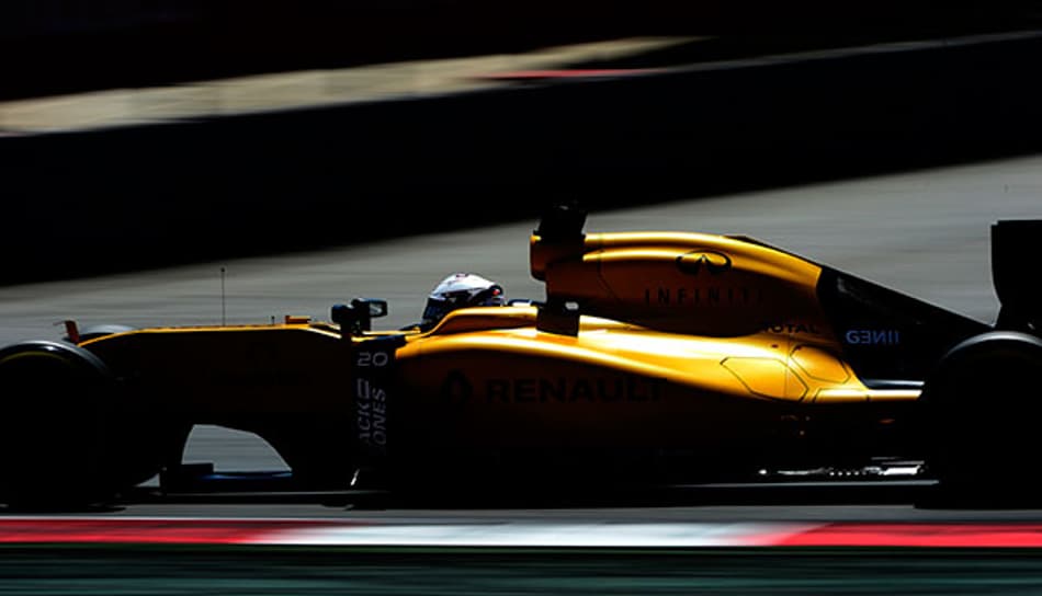 Kevin Magnussen é punido por toque em seu companheiro de equipe