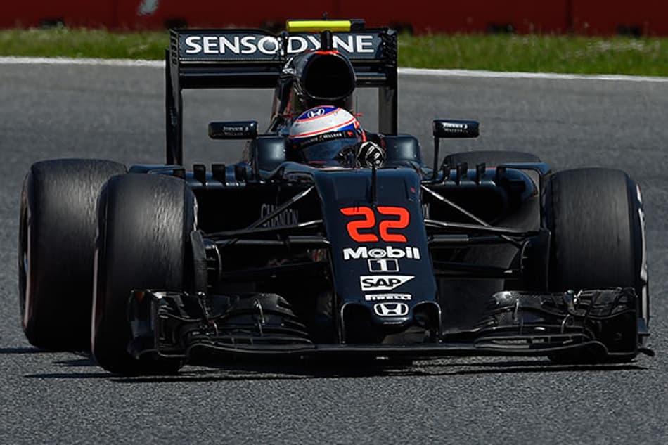 Button lamenta abandono de Alonso e comemora dois pontos