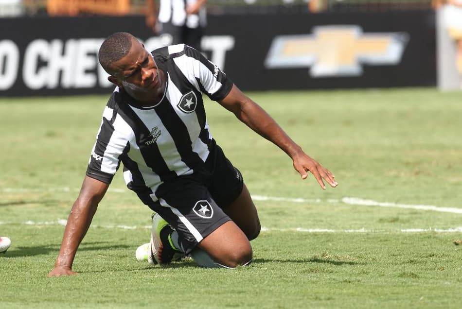 Enquanto ainda busca um 9, Ribamar comanda o ataque contra o Sport