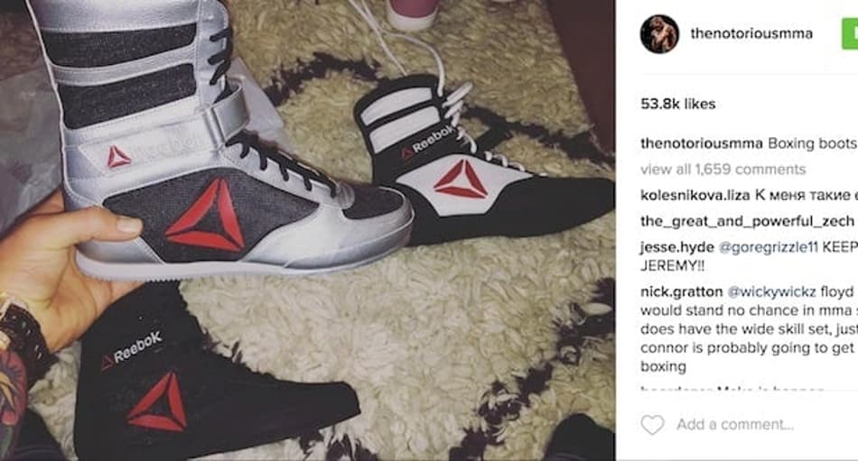 McGregor exibe tênis de boxe e reforça possível luta com Floyd