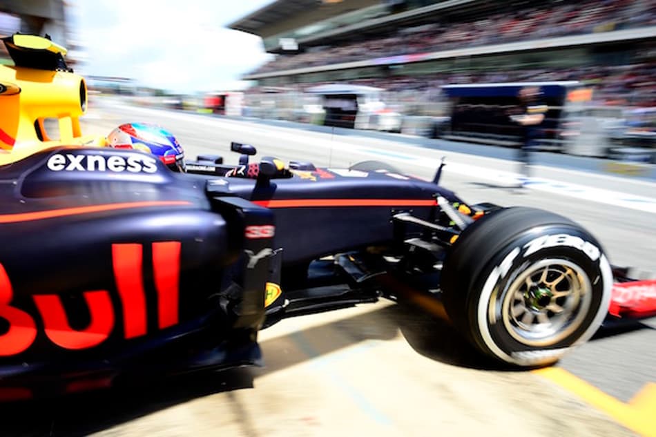 Max Verstappen lidera último teste em Barcelona