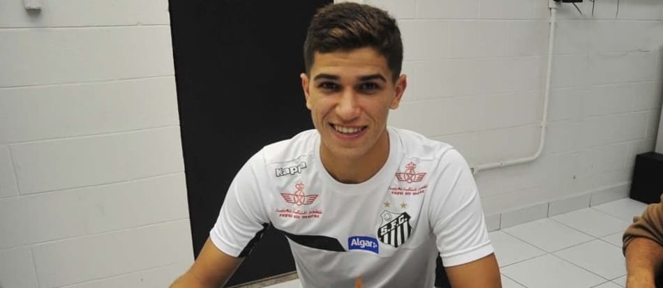 Vitor Bueno renovou por quatro anos com o Santos 