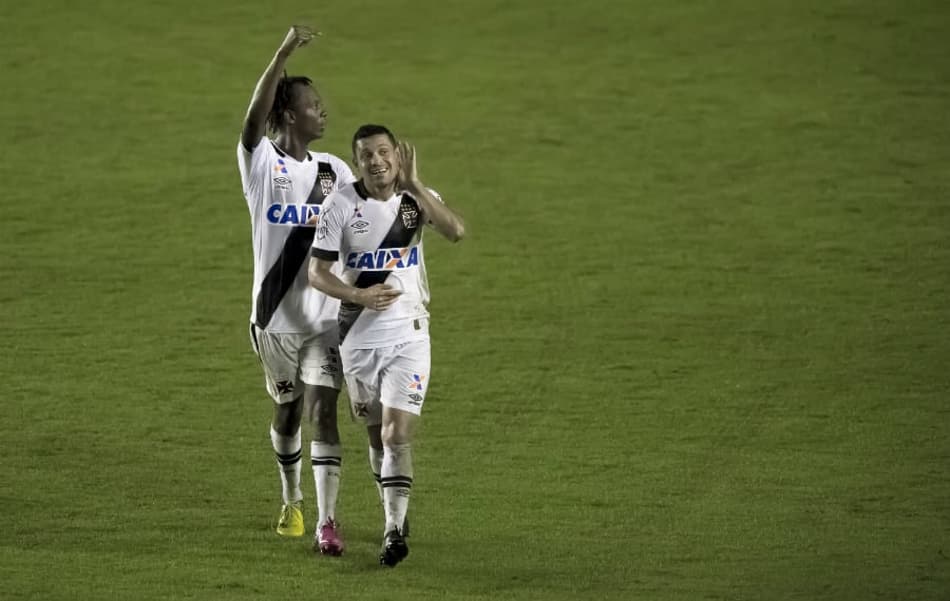 Vaiado e decisivo contra o CRB, Eder Luis é o segundo maior garçom do Vasco no ano