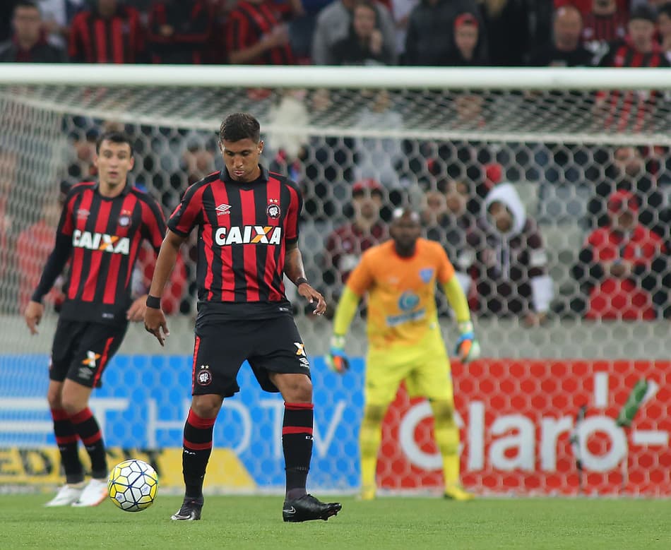 Mesmo com goleada, torcida do Atlético-PR não perdoa jovem atacante