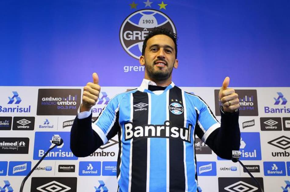 Edílson é apresentado no Grêmio e revela: 'Clube que aprendi a amar'